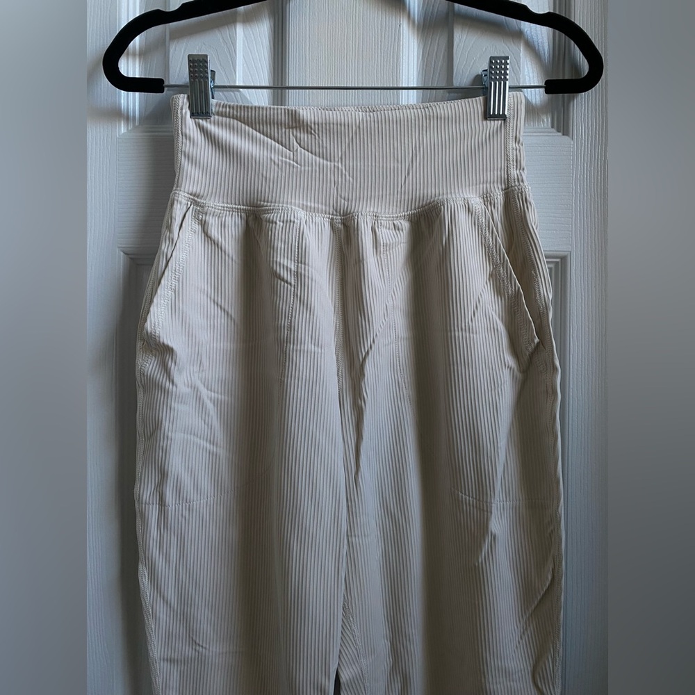 NWOT PowerSoft Set - Seamless Ribbed Sports Bra & High-Waisted  7/8 Joggers - Picture 4 of 13